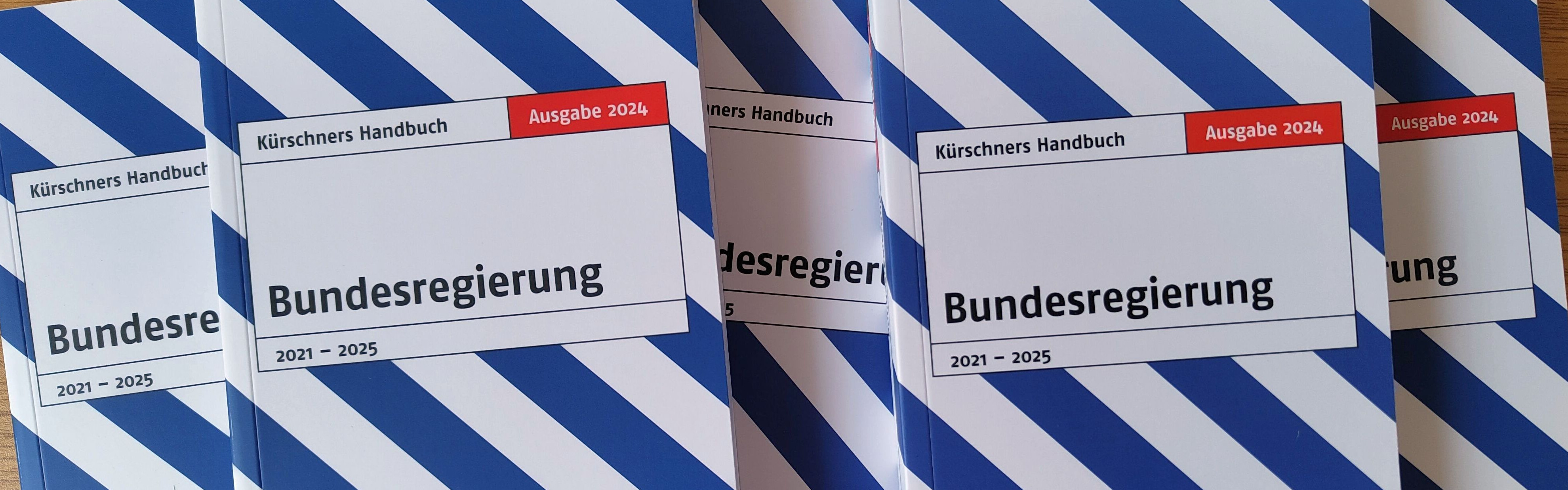 Nebeneinander liegende Exemplare des blau-weiß gestreiften Titels Kürschners Handbuch Bundesregierung.